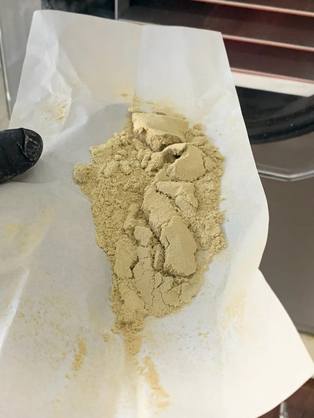 Rosin recién prensado sobre papel